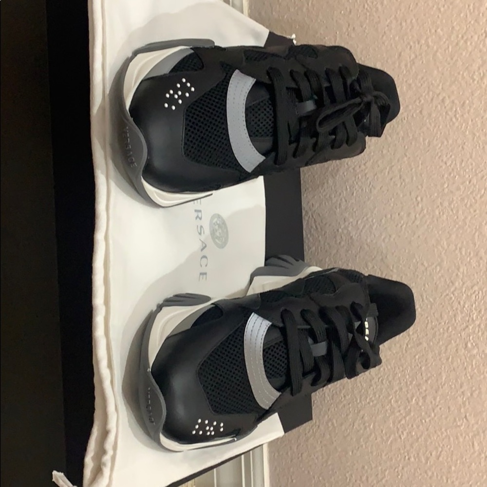 VERSACE
Versace Squalo Low-Top Sneakers